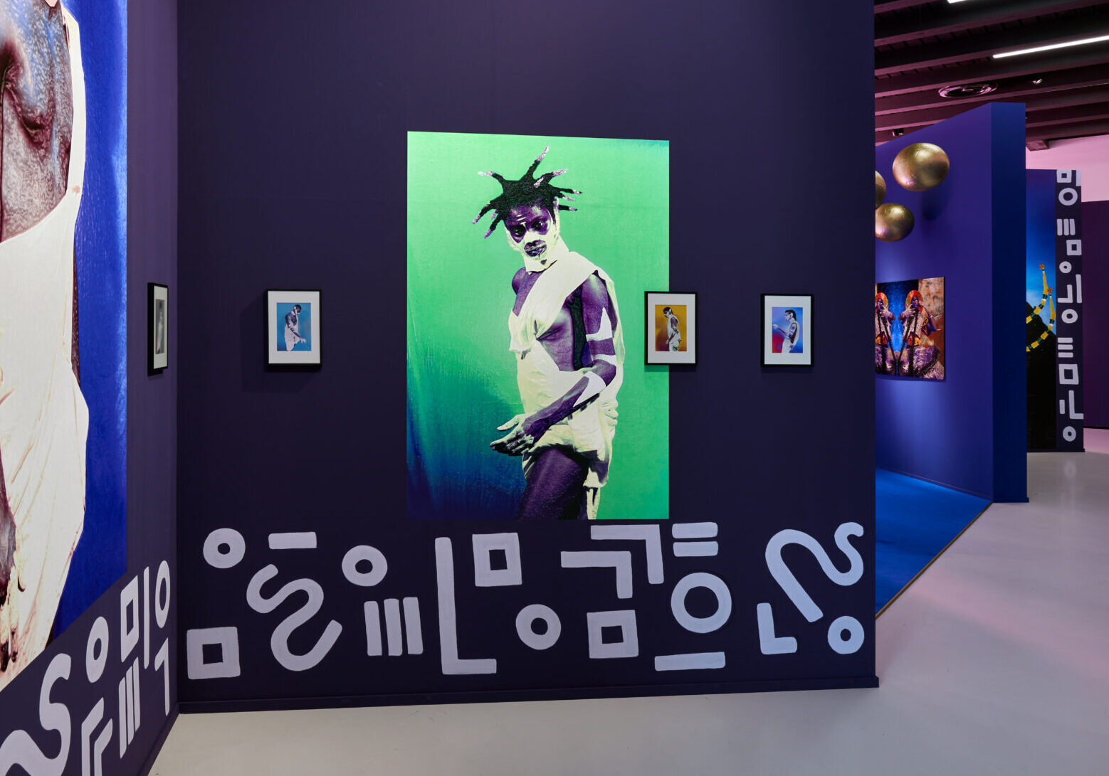 01 Zaaloverzicht Ai Rich Afrofuturistic Visions Fotografie Aad Hoogendoorn e1708589906252