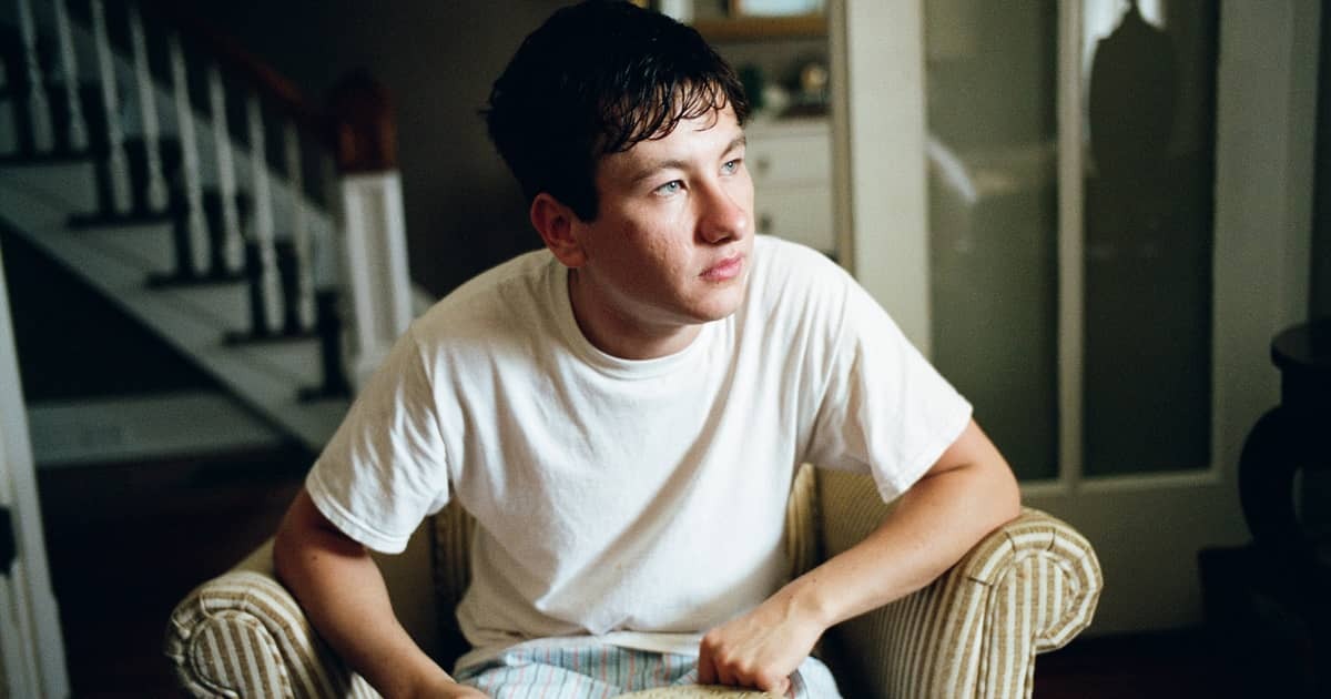 Een personage uit de film The Killing of a Sacred Deer zit op een fauteuil en kijkt naar een punt buiten de camera