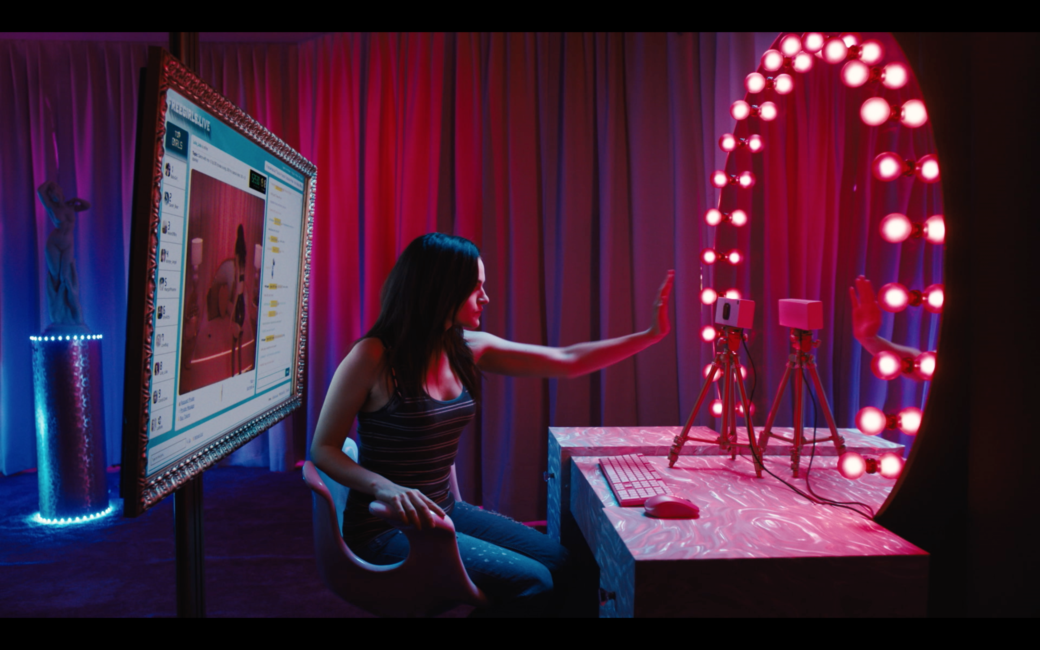 13672 reviews CAM FILM STILL1 1727818426