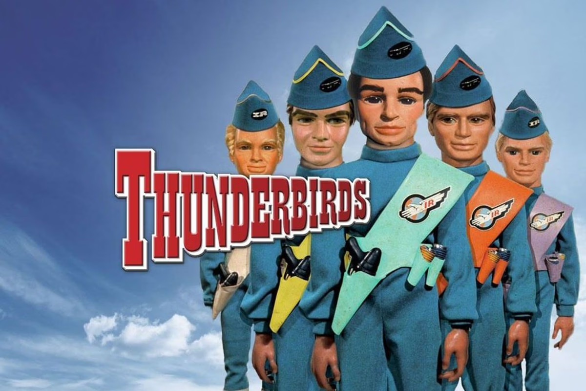 Foto van de thunderbirds (poppen) op een rijtje