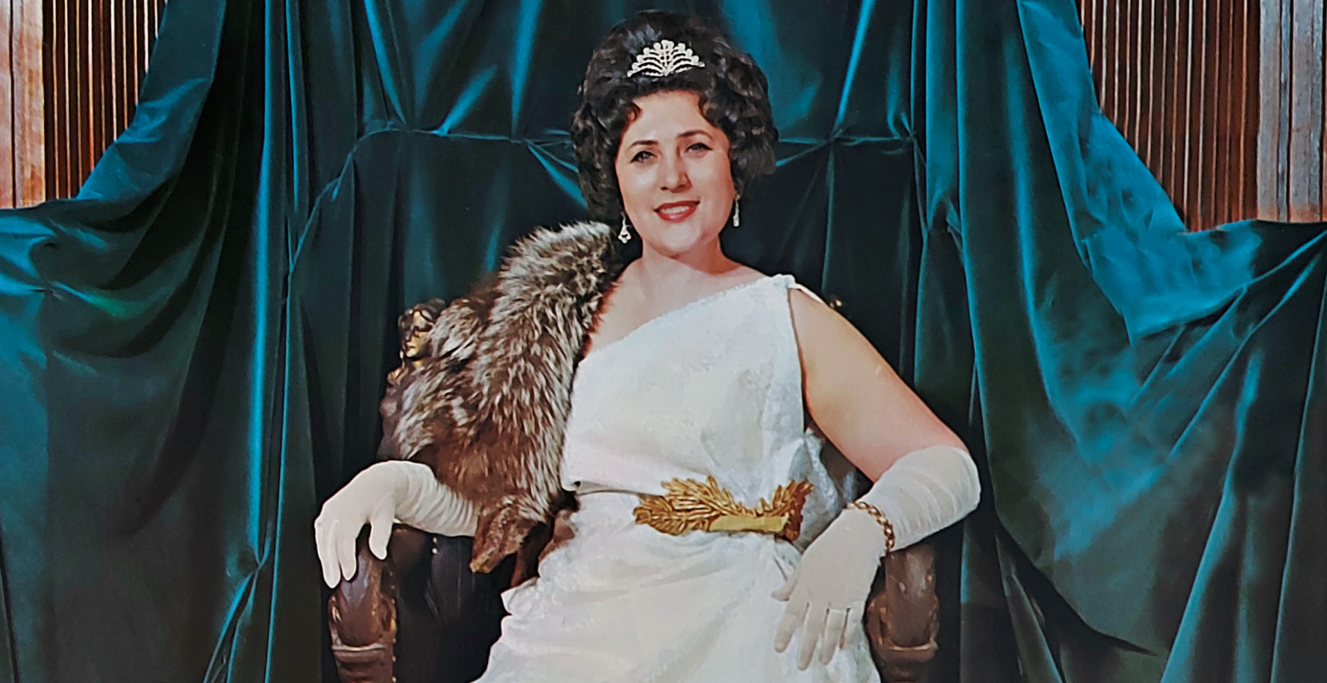 Zangeres zonder Naam in een koninklijke outfit