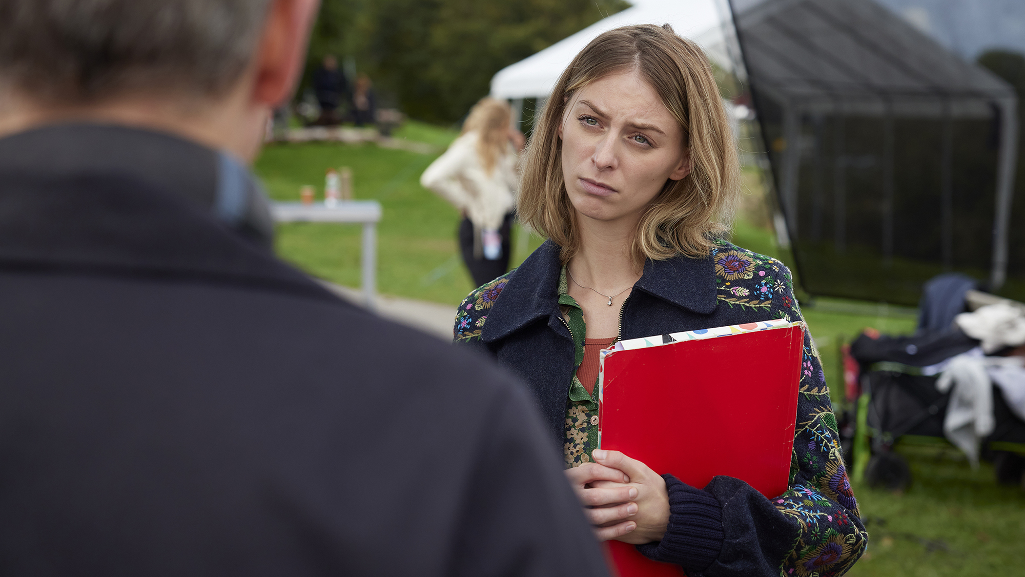 4035 reviews CAST Claire Bender als intimiteitscoordinator Kiki 1679048762