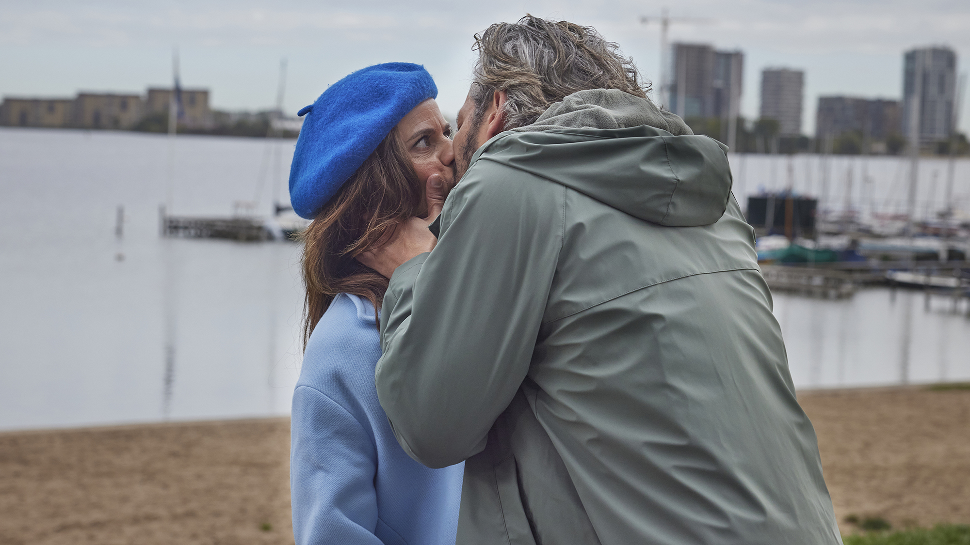 4035 reviews CAST afl 3 Elise Schaap en Maarten Heijmans hebben moeite met een zoenscene 1679048808