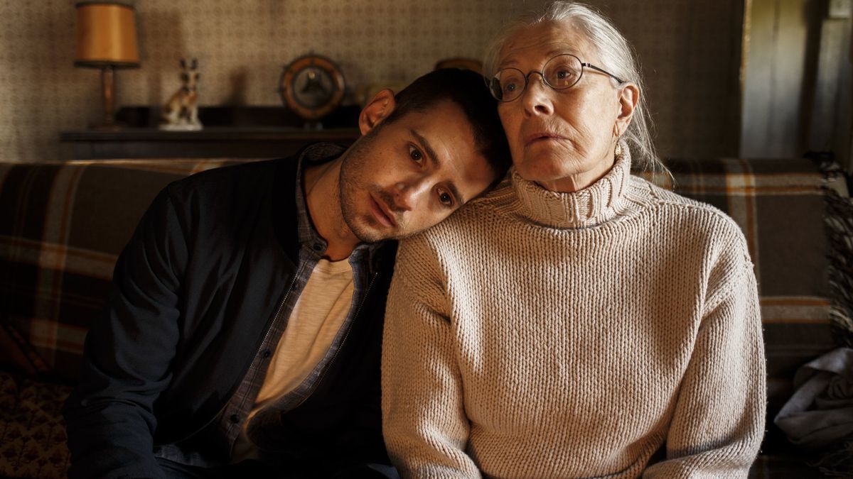 523 reviews man in orange shirt 2 1610377778