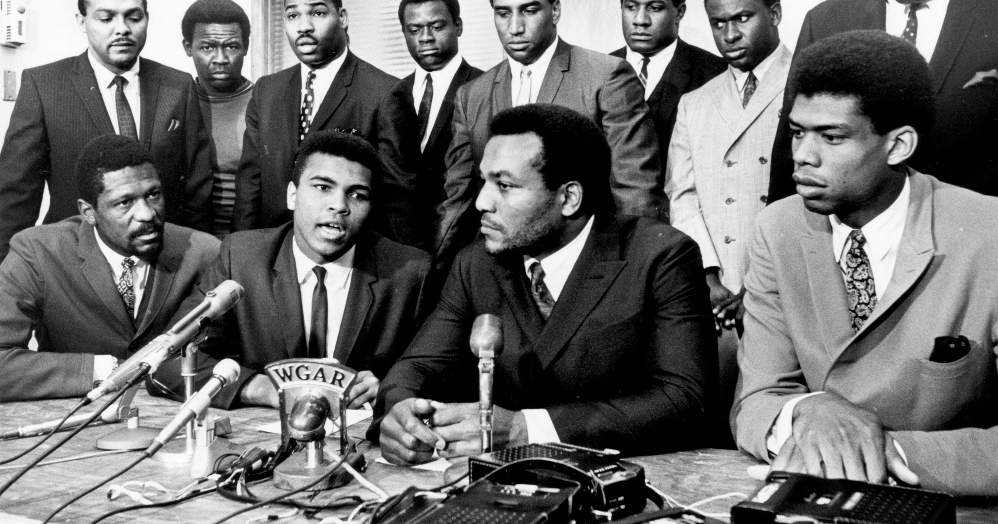 589 reviews Shut Up And Dribble 1544015241