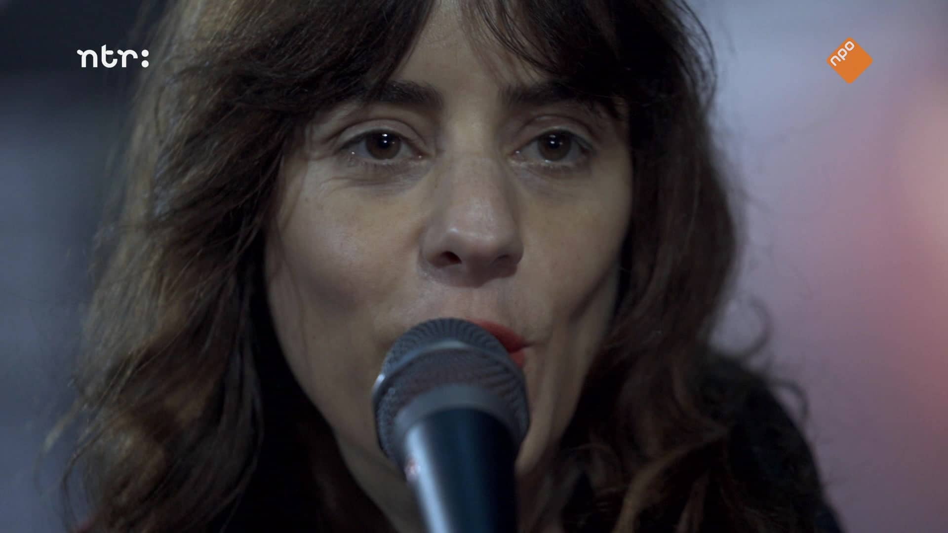 Naomi Velissariou zingt in een microfoon