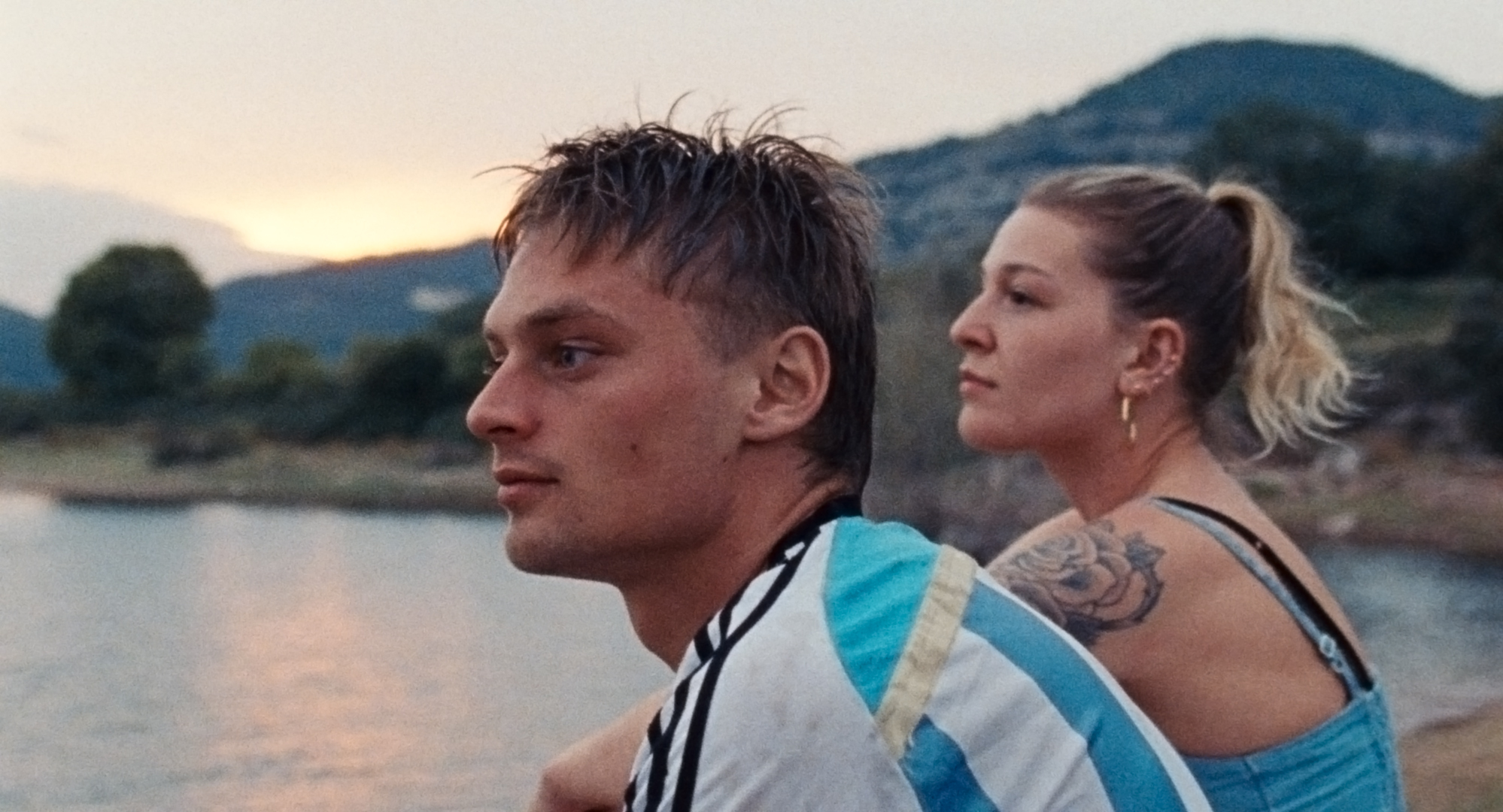 832 reviews Lorenzo Jonas Smulders en Chloe Tamar van Waning kijken uit over zee credits Pupkin 1599033990