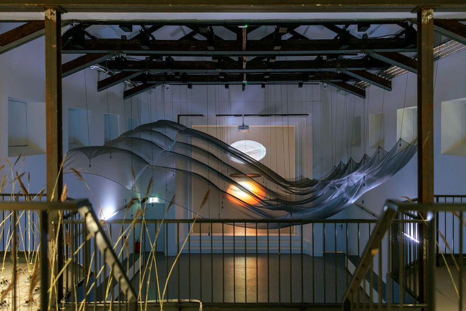 Het werk Unusual Weather Phenomena van Boris Acket. In de achtergrond het werk van Boris Acket & Sabine Marcelis, Sunbeam, Captured II.