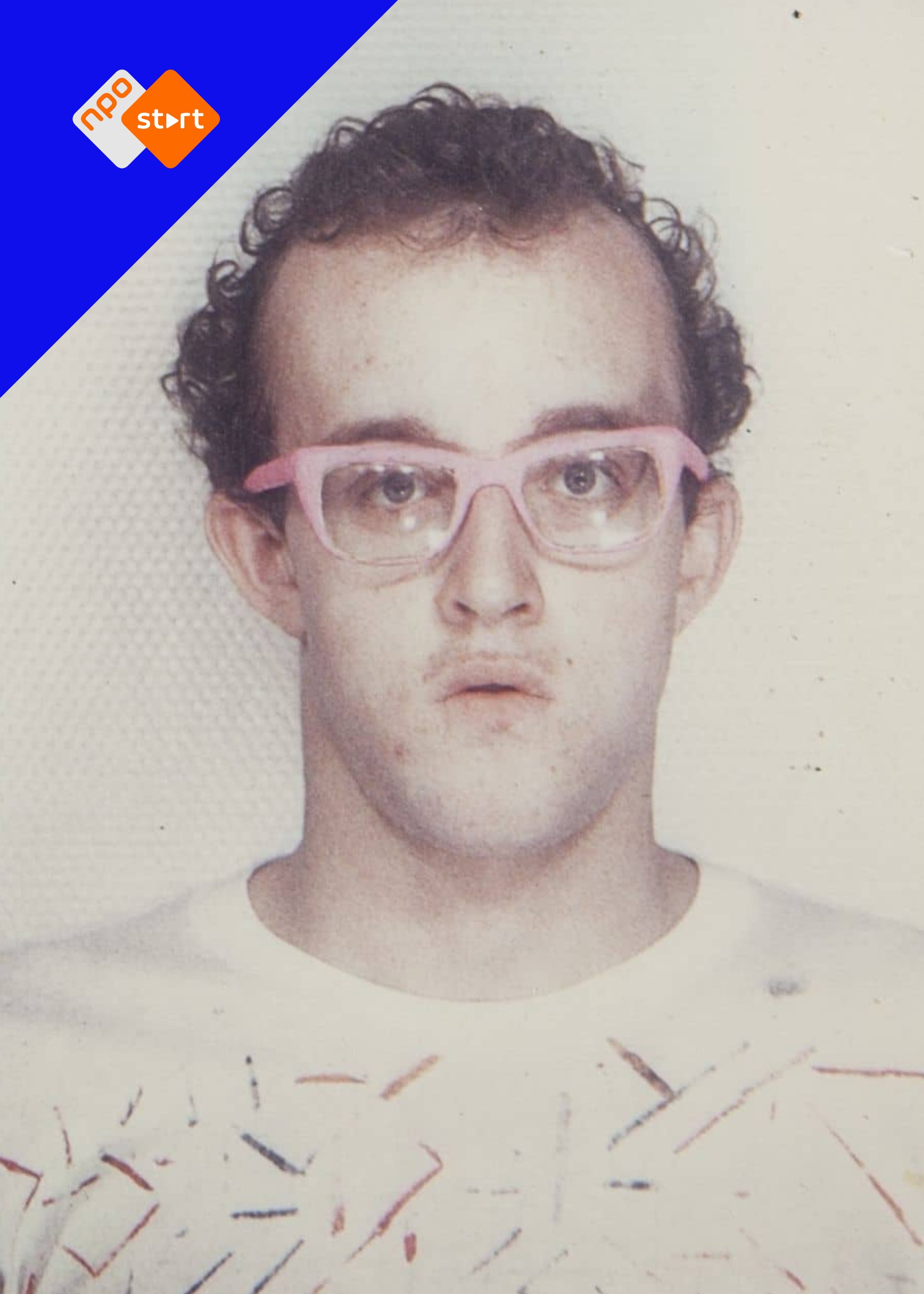 Portret foto van kunstenaar Keith Haring met een roze bril op en een verbaasd gezicht