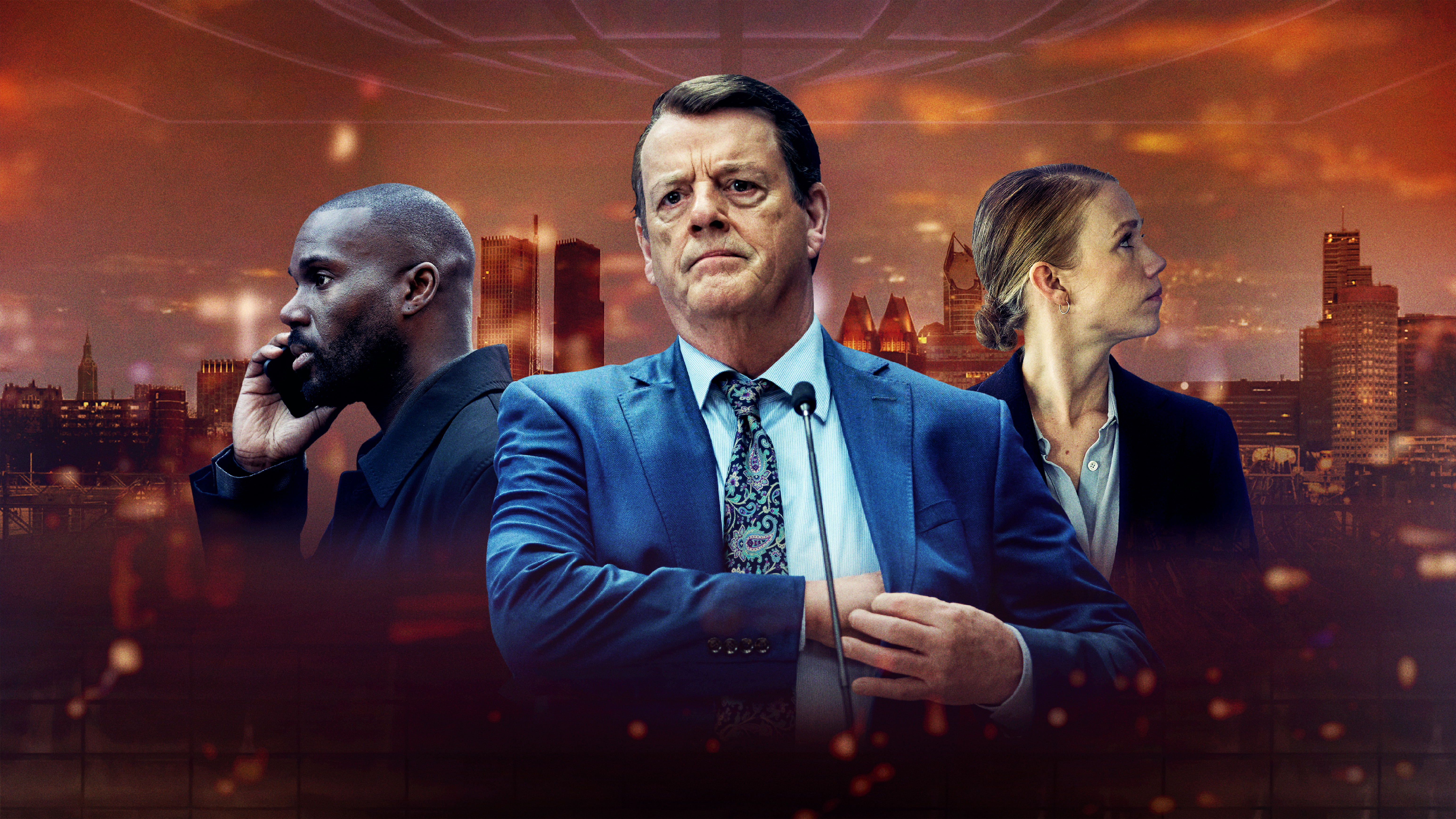 Van links naar rechts afgebeeld staan politiek assistent Raoul (Werner Kolf) die aan het bellen is, Buitenlandse Zaken Maarten Meinema (Kees Prins) die serieus naar voren kijkt en voorlichtster Monique (Sanne Samina Hanssen) die naar rechts kijkt.