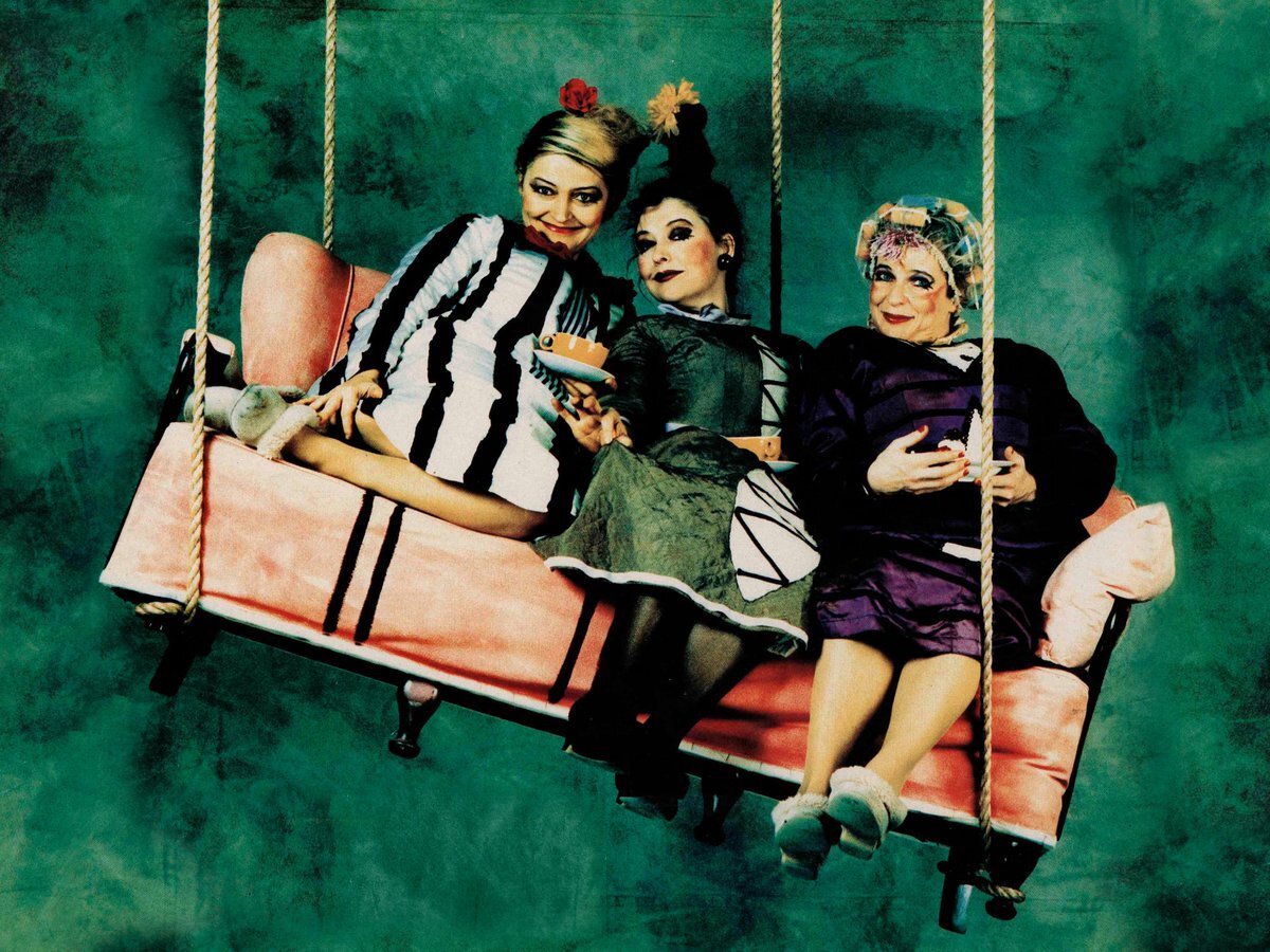 Drie Dikke Dames hangen in een bank in de lucht
