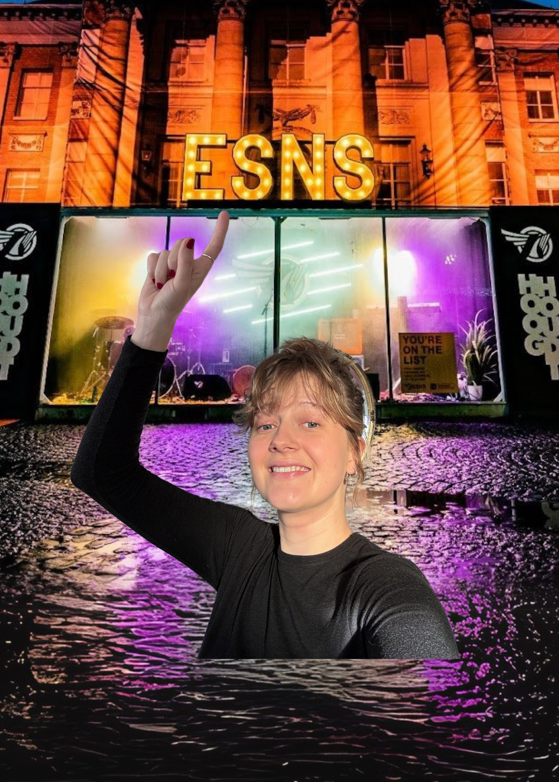 Foto van een plein in het donker, op een regenachtige avond. In het midden staat een gebouwtje met veel glas, met daarop lichtgevende letters ESNS. Daarvoor is een foto geplakt van Pieteke - de redacteur van dit artikel - die naar de letters wijst.