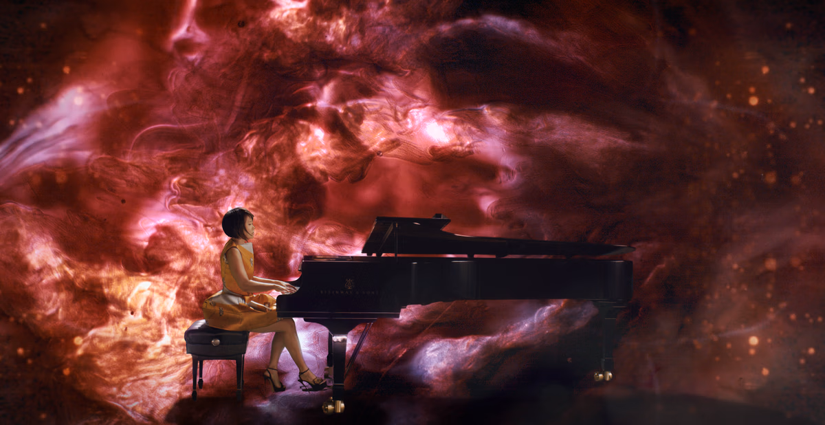 We zien Yuja Wang op een vleugel spelen op een achtergrond van vuur
