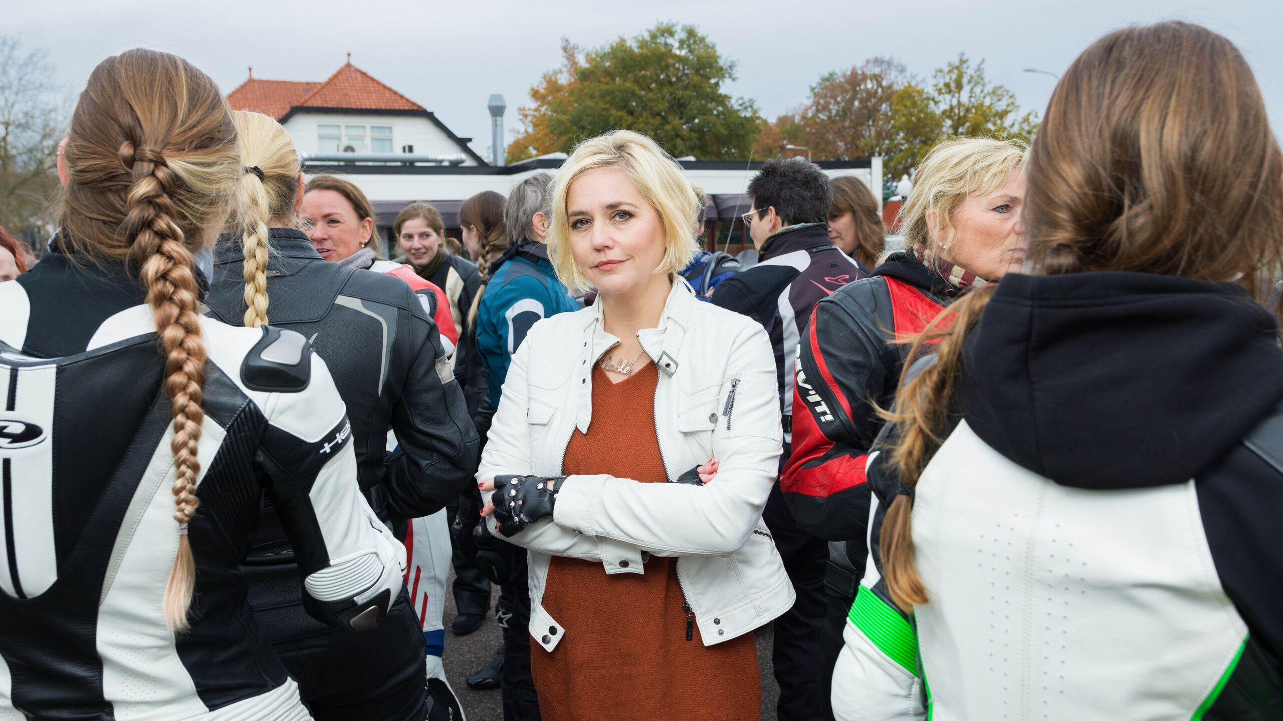 Stine Jensen met de armen over elkaar geslagen