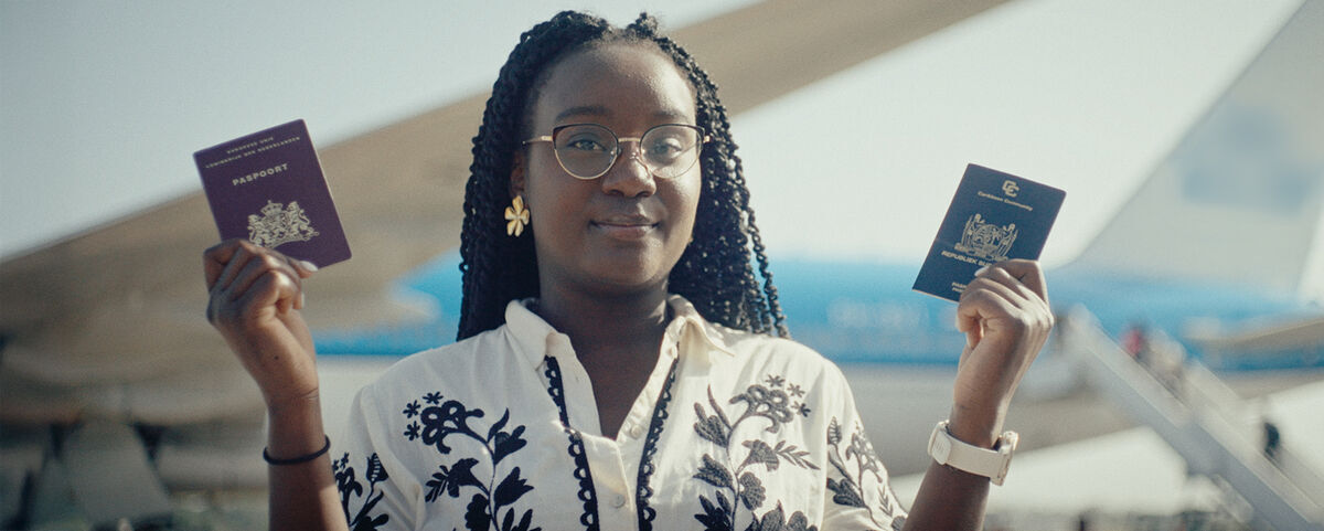 Tirsa With houdt twee paspoorten in de lucht