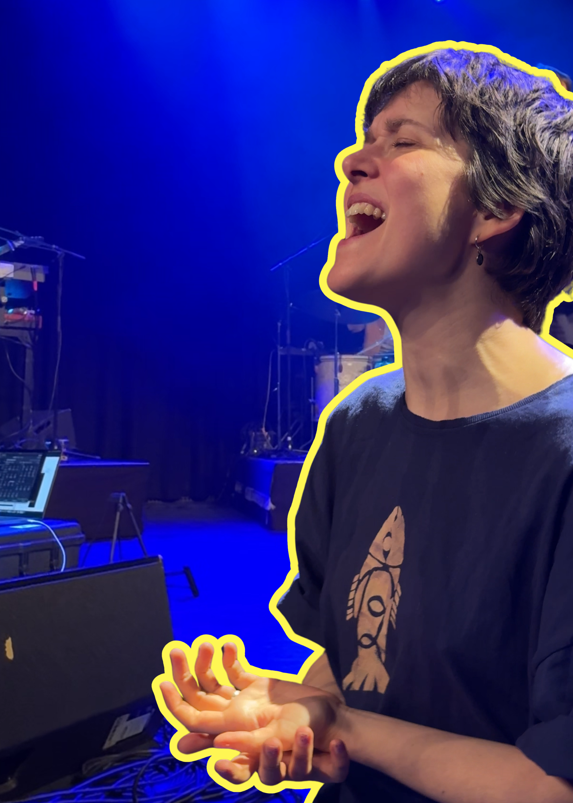 Pitou in actie tijdens de repetitie. Ze staat te zingen en heeft haar ogen dicht.
