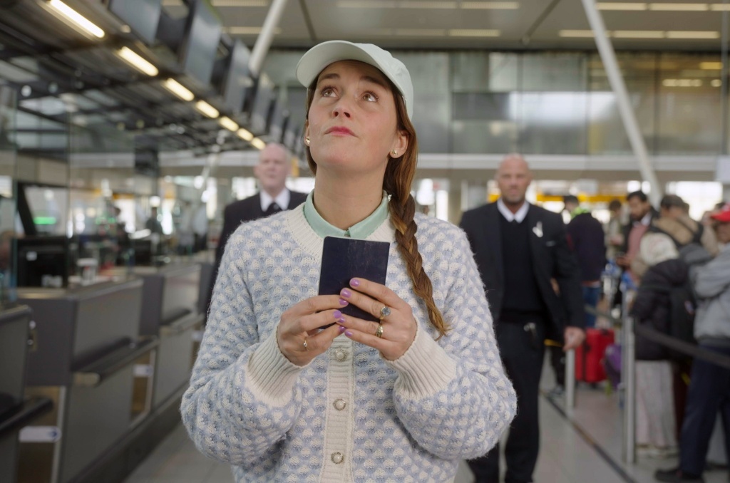 Marjolijn loopt op het vliegveld