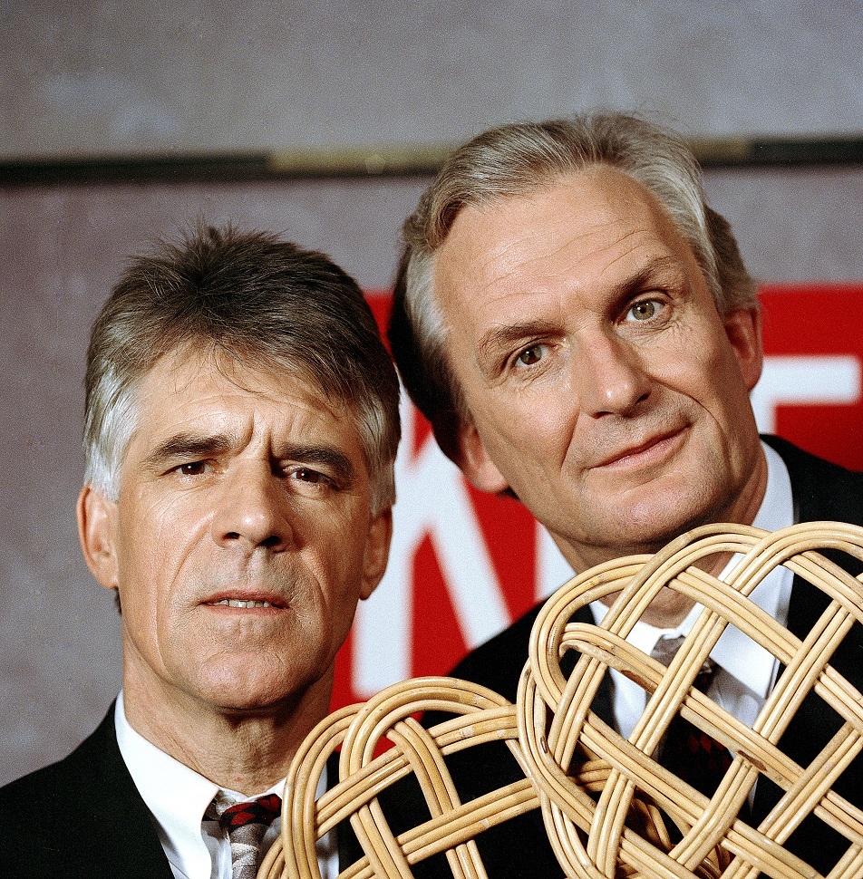 Kees en Wim met mattekloppers bij Keek op de Week Foto VPRO