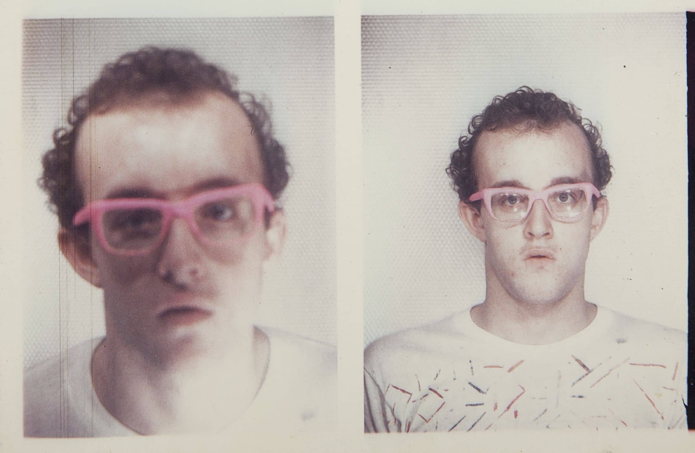 Twee foto's van kunstenaar Keith Haring met een roze bril op en een verbaasd gezicht