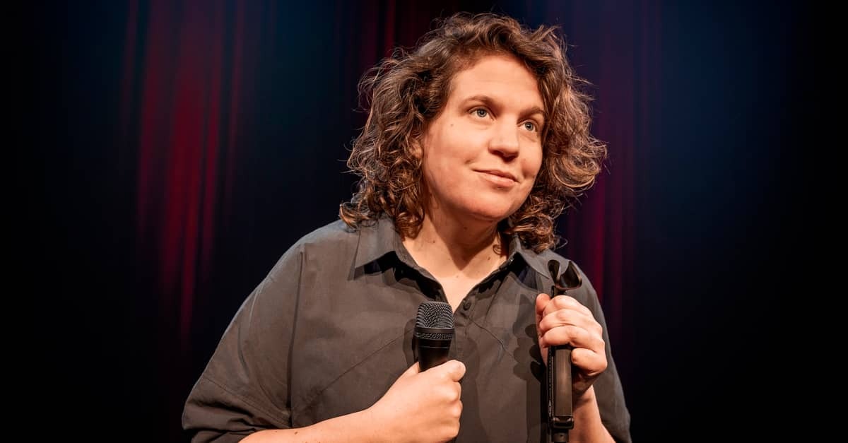 Kim Schuddeboom treedt op in donkere blouse