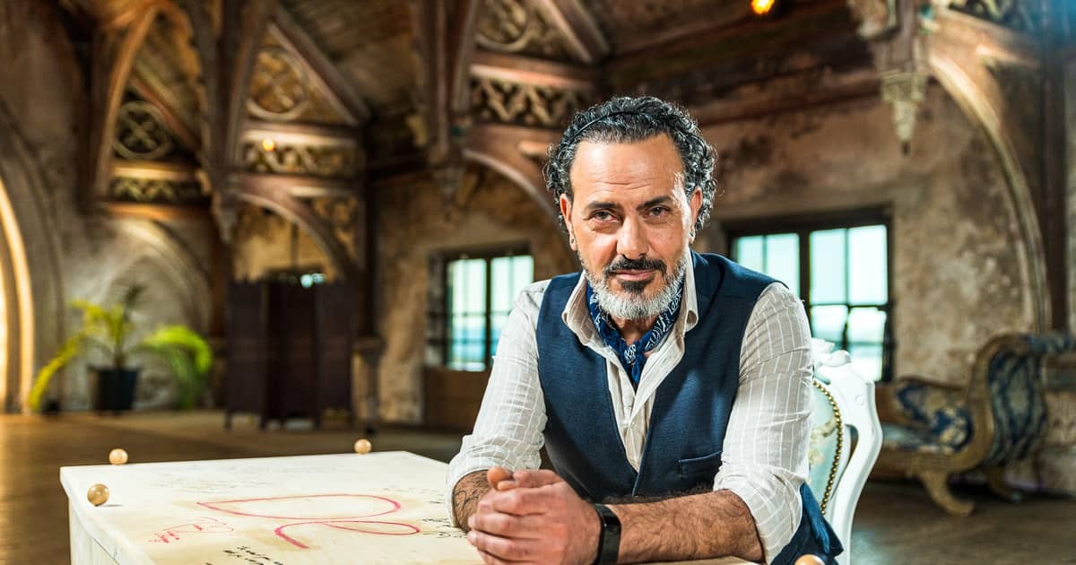 De presentator van De Kist kijkt in de camera