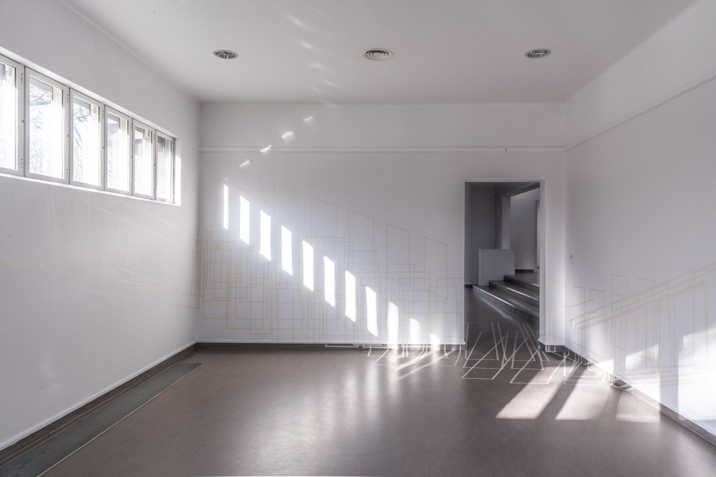 Large KM 131 297 Jan Dibbets Alle schaduwen die mij zijn opgevallen in het Kröller Müller Museum op 13 januari 2025 zijn afgeplakt met tape All Shadows That I Noticed in the Kröller Müller Museu