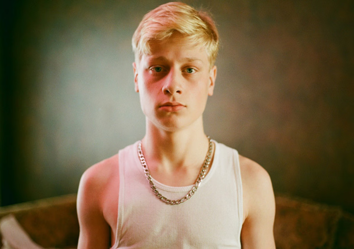 Witte jongen met blond haar kijkt strak naar de camera