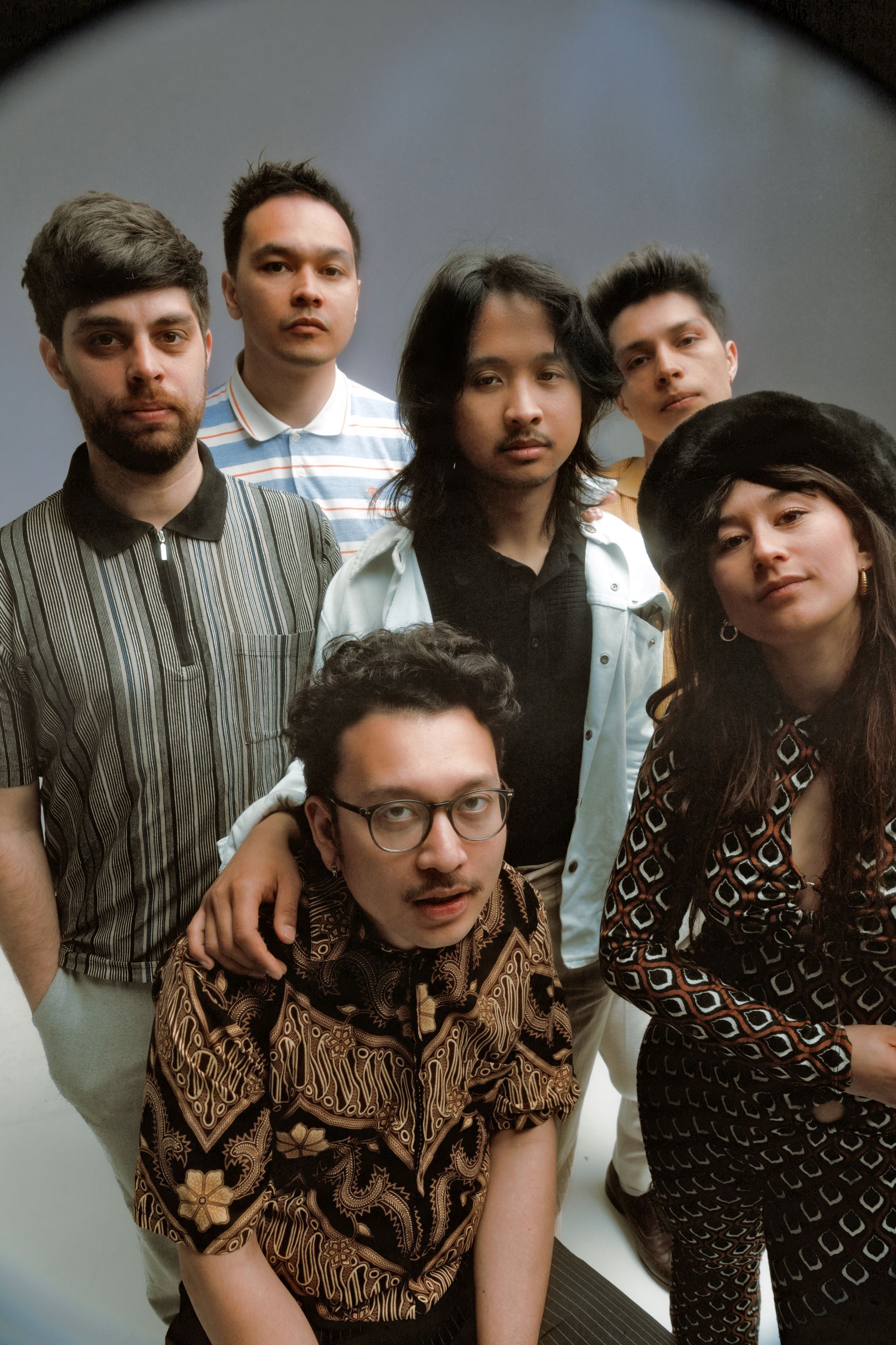 Band Nusantara Beat, bestaande uit zes leden (één vrouw en zes mannen), kijkt in fish eye-lens.