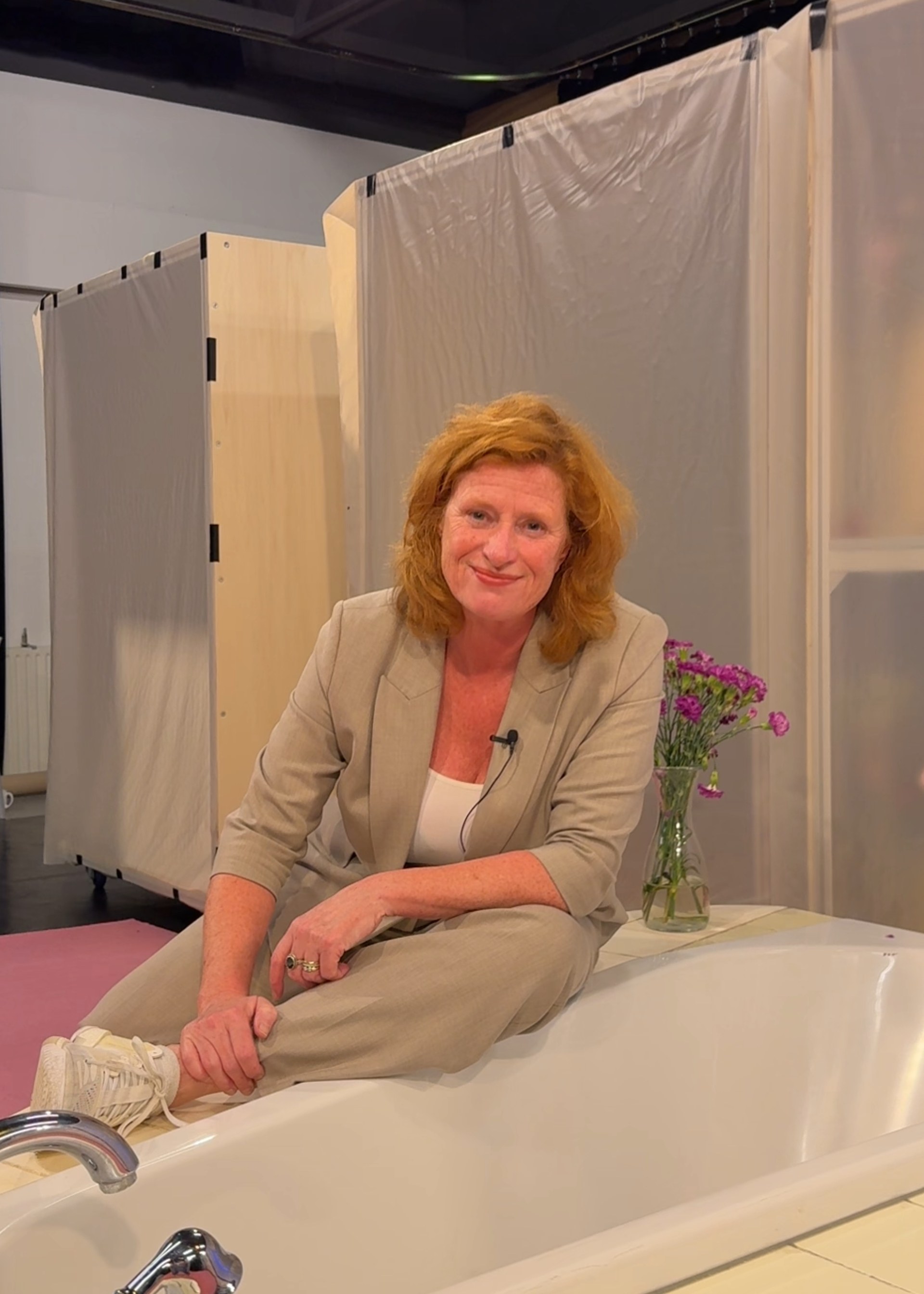 Hier zien we Oda, de actrice waar dit artikel over gaat in het decor zitten. Ze lacht vriendelijk naar de camera en zit op een badrand.