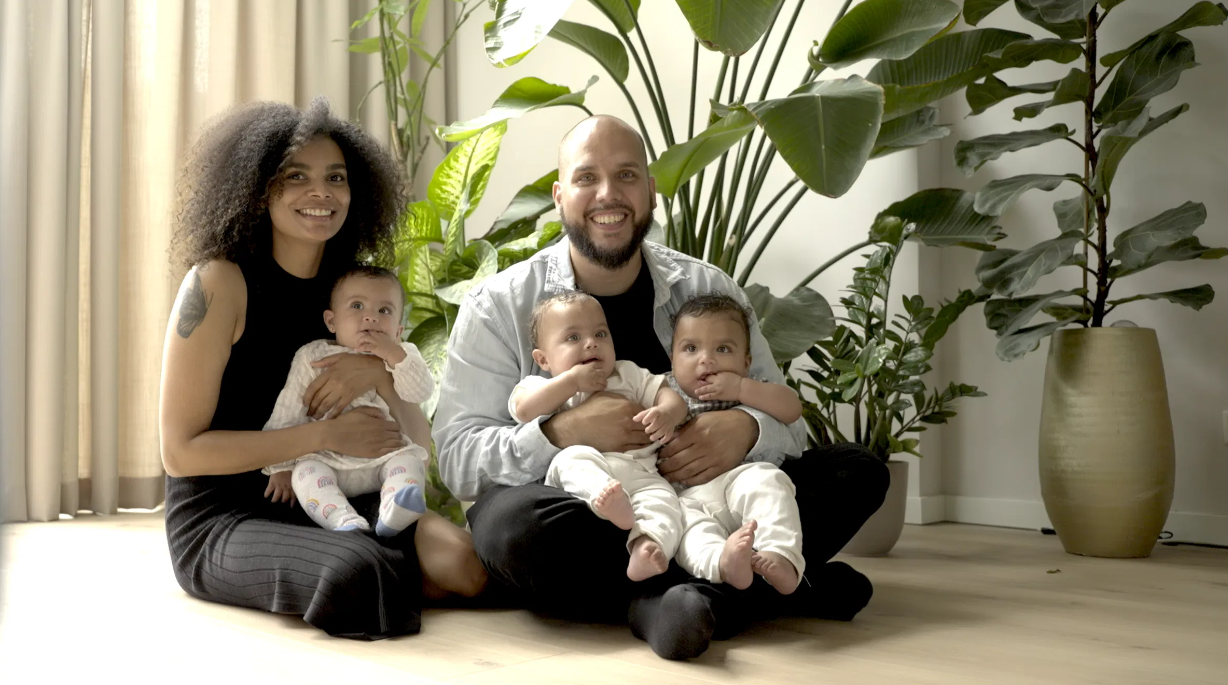 Ouders met een drieling op schoot