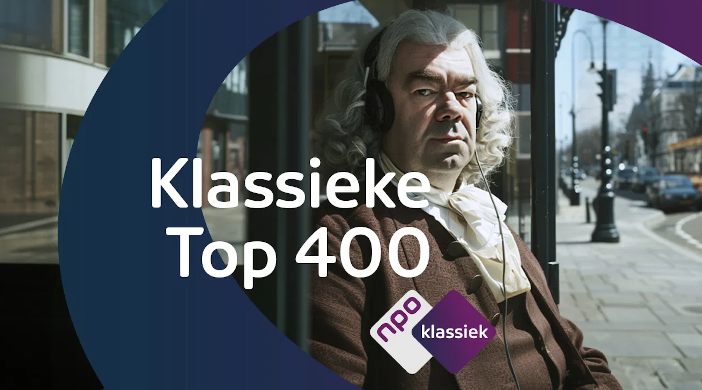 Man met koptelefoon op luistert muziek bij bushalte