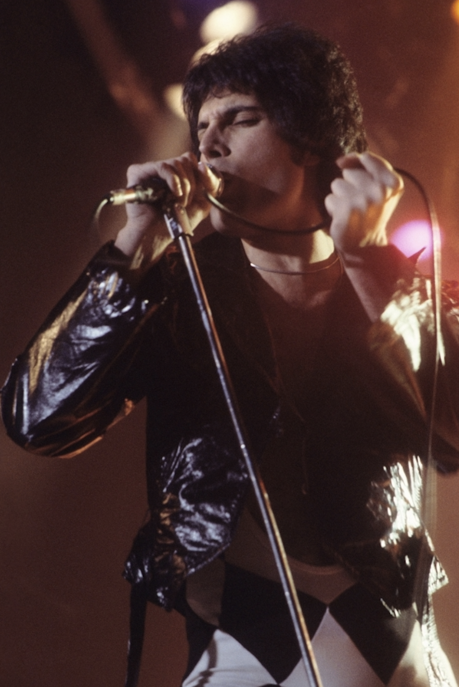 Freddie Mercury zingt in een microfoon
