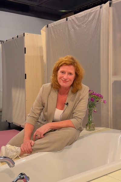 Hier zien we Oda, de actrice waar dit artikel over gaat in het decor zitten. Ze lacht vriendelijk naar de camera en zit op een badrand.