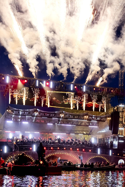 Vuurwerk op een podium