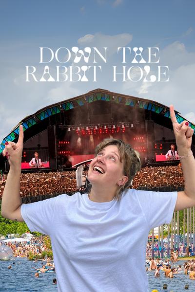 Een collage van Pieteke - de schrijver van deze tips - voor verschillende elementen van Down The Rabbit Hole. Onder in beeld zie je een strandje met een meer waar mensen zwemmen, dan Pieteke die naar boven wijst en naar boven kijkt, naar een podium. Het is een groot podium waar een concert aan de gang is. Daar weer boven is een blauwe lucht te zien met letters Down The Rabbit Hole.