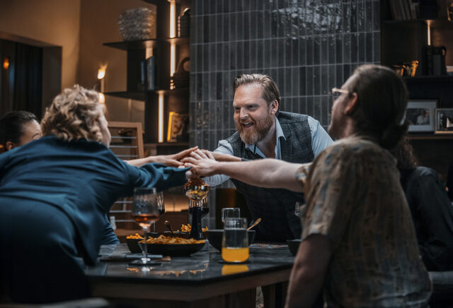 11922 reviews Spieleabend Unit Sasha Ostrov Netflix 002 jpg Spieleabend Unit Sasha Ostrov Netflix 002 1720775175