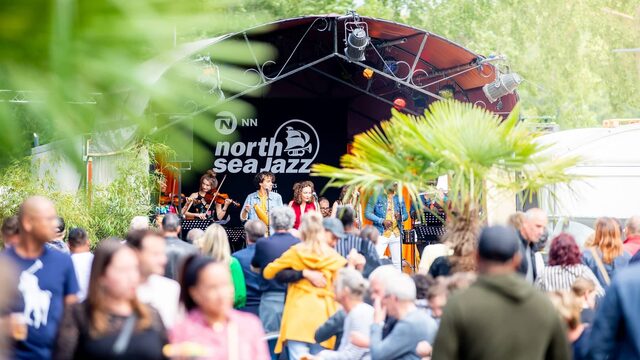 Een jazz-band treedt op in de buitenlucht.