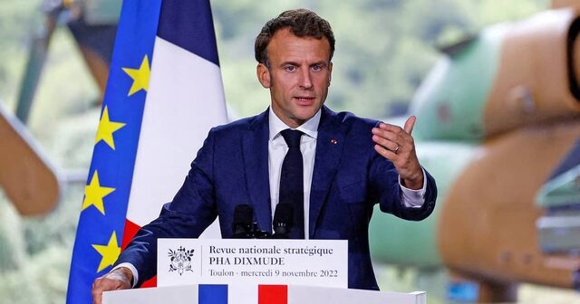 Macron staat achter een spreekgestoelte en houdt een toespraak