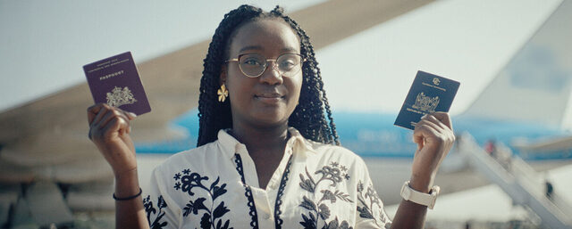 Tirsa With houdt twee paspoorten in de lucht