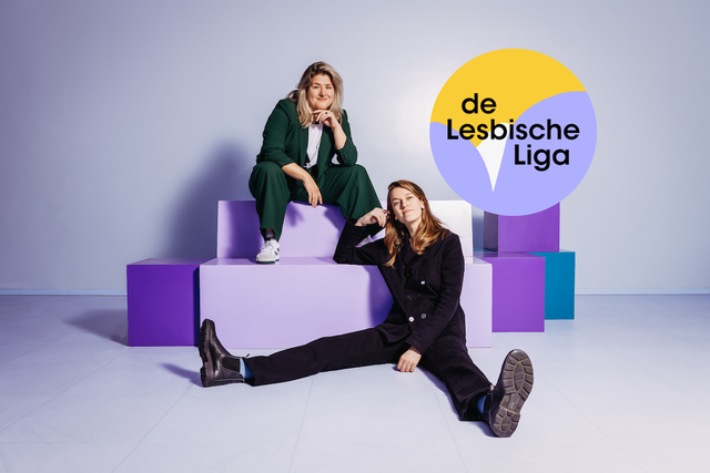 Presentatoren Annefleur Schipper en Vera Siemons zitten op paarse blokken.