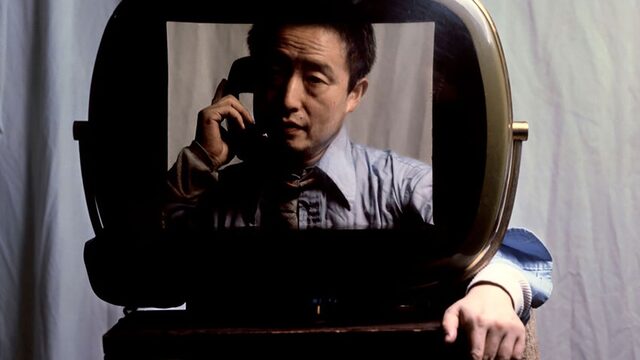 Nam June Paik kijkt door een lege tv-kast