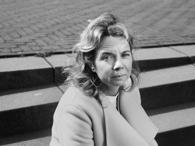 Een van de geportretteerden door Robin de Puy. Zwartwit foto waarin een vrouw in de camera kijkt.