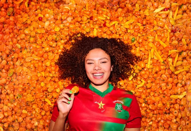 Noni Kooiman ligt tussen de Paramaribo pepers