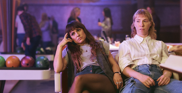 Twee zussen zitten verveeld bij een bowlingbaan