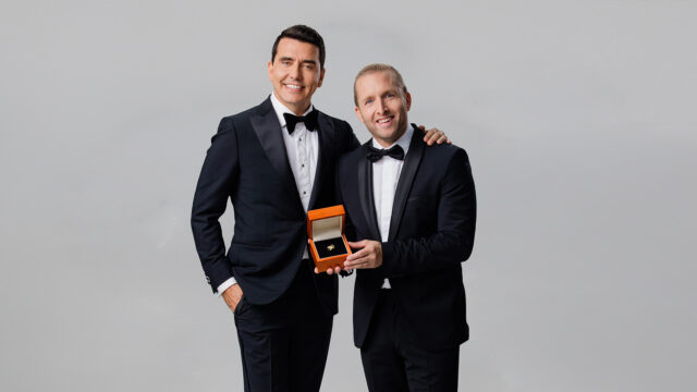 Jan Smit en Peter Pannekoek staan samen in pak naast elkaar en houden de Gouden Televizierring vast.