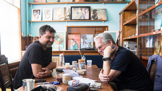 Thomas Acda en Paul De Munnik aan de ontbijttafel
