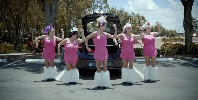 de Calendar Girls in hun eenhoorn dansoutfit