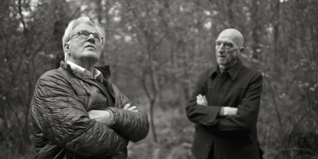 Jeroen Krabbé en Wilfried de Jong in het bos