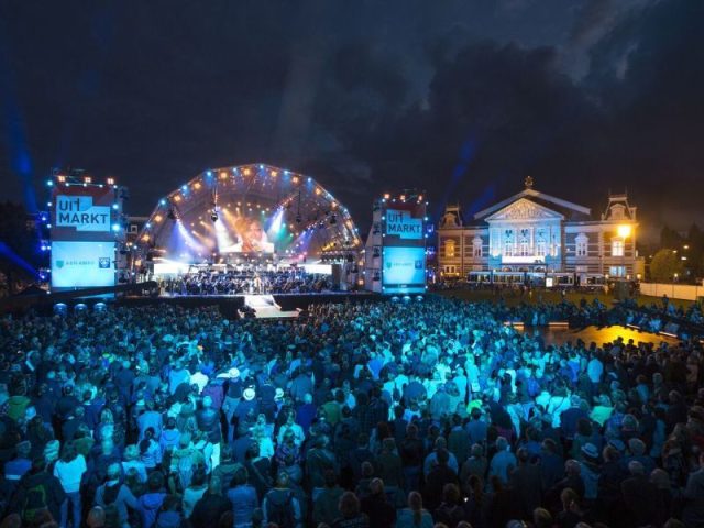Uitmarkt podium met publiek op het Museumplein