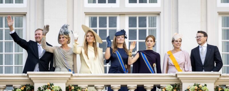 DEN HAAG - Koning Willem-Alexander, koningin Máxima, prinses Amalia, prinses Ariane, prinses Alexia, prinses Laurentien en prins Constantijn zwaaien vanaf het balkon van Paleis Noordeinde naar omstanders op Prinsjesdag. Op de derde dinsdag van september wordt het nieuwe werkjaar van de Eerste en Tweede Kamer geopend. ANP SEM VAN DER WAL
